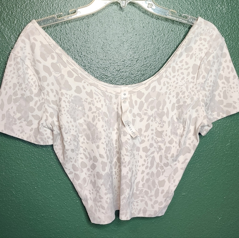 Lululemon Women’s Short Sleeve Scoop Neck Top in Light Gray Animal Print